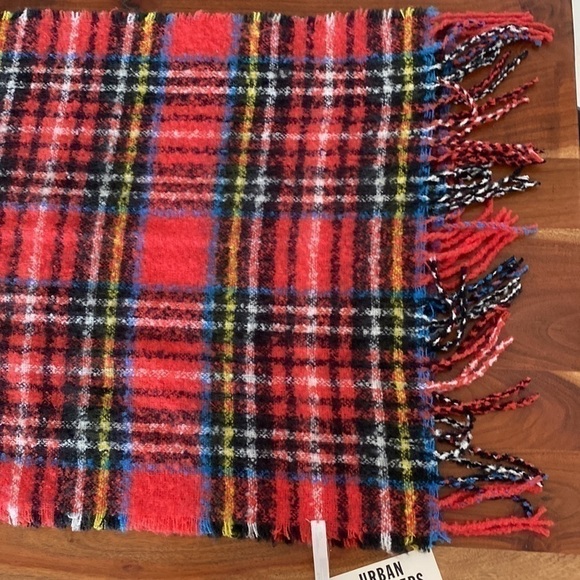 NWT URBAN OUTFITTERS OVERSIZED SUPER SOFT PLAID SCARF WITH FRINGE - Picture 3 of 4